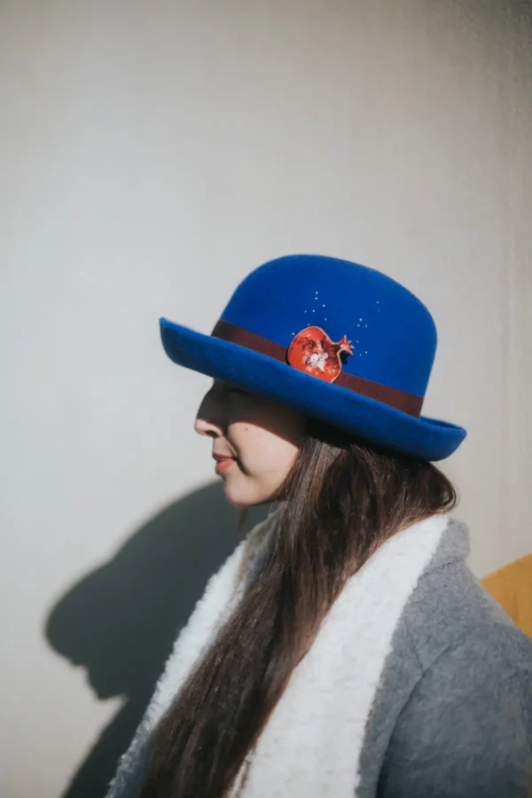 efelidi-cappello-blu-con-spilla