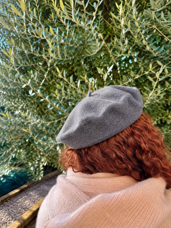 basco Cromia color grigio melange indossato