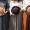 particolari di cappelli in paglia
