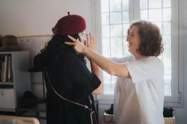 prova del cappello insieme alla cliente